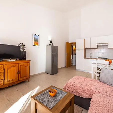 Irena Apartment *